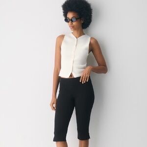 NWOT Aritzia Croquet Sweater Vest - Wonder Yarn
Knit slim-fit button-up vest